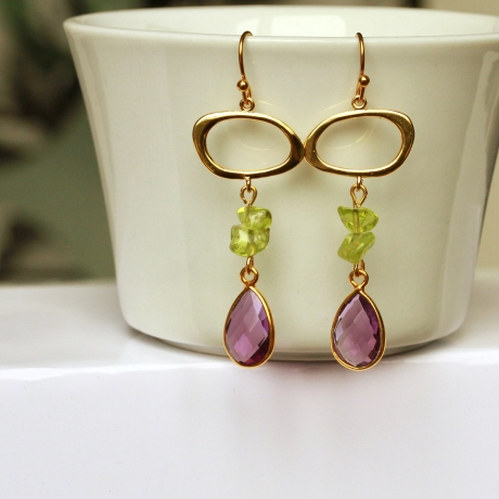 Peridot Rohstein Ohrhänger mit Amethyst Bezel und geometrisch
