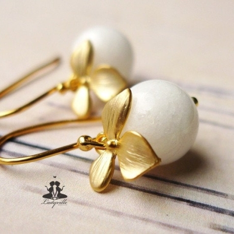Vergoldete Ohrringe mit weißer Jade Perle und Blüte