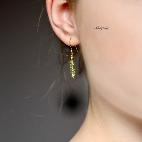 Edelstein Ohrringe Peridot Rohstein vergoldet perfekt als Geburtsstein August Schmuck als außergewöhnliches Geschenk für sie Frau Freundin