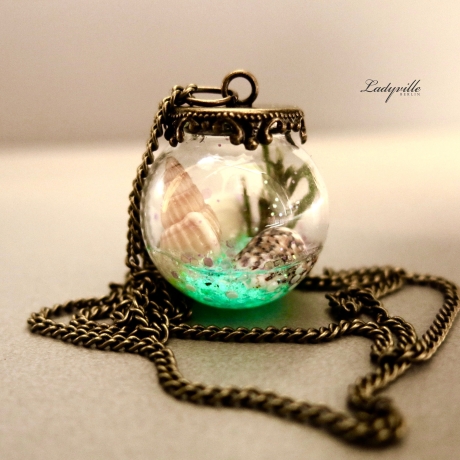 Nachtleuchtende Kette mit Muscheln Seegras und Moos
