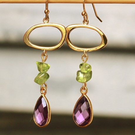 Peridot Rohstein Ohrhänger mit Amethyst Bezel und geometrisch