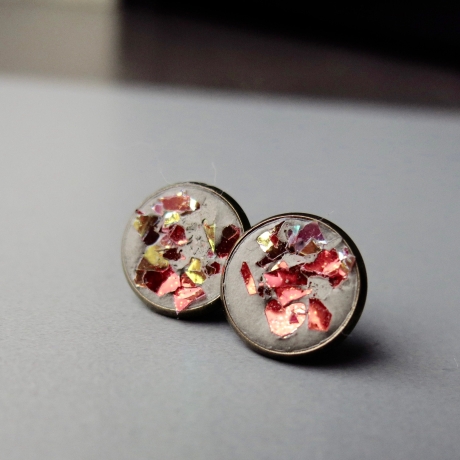 Ohrstecker Beton Glitzer Flakes in rot als persönliches Geschenk 