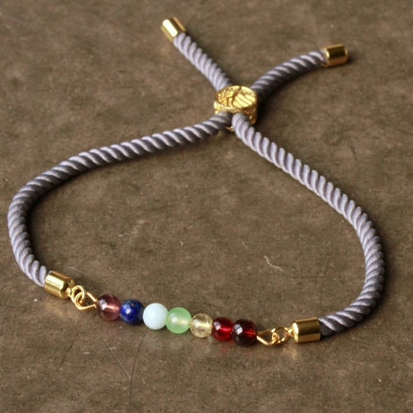 Edelstein Chakra Armband symbolisiert die sieben Chakren