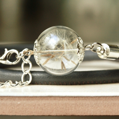Pusteblumen Armband Leder in dunkelgrau mit Berliner Pusteblume als außergewöhnliches Geschenk für Sie