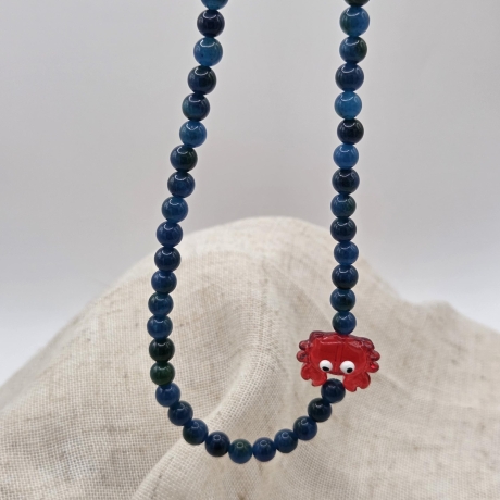 Halskette – Perlenkette mit rotem Krebs aus Glas & blauem Apatit