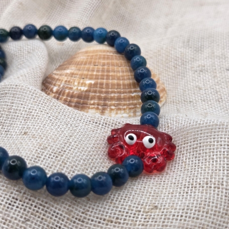 Halskette – Perlenkette mit rotem Krebs aus Glas & blauem Apatit