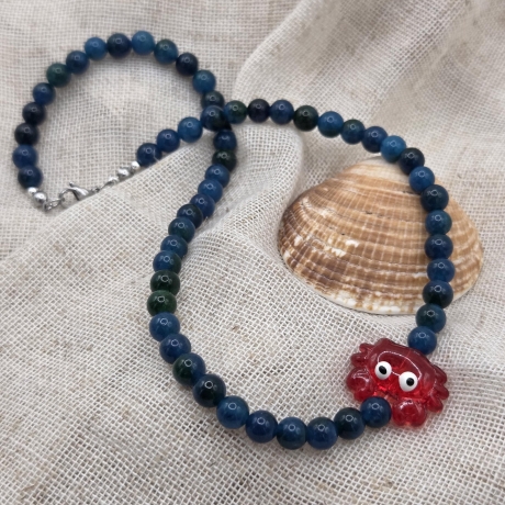 Halskette – Perlenkette mit rotem Krebs aus Glas & blauem Apatit