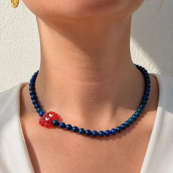Halskette – Perlenkette mit rotem Krebs aus Glas & blauem Apatit