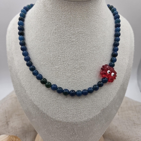 Halskette – Perlenkette mit rotem Krebs aus Glas & blauem Apatit
