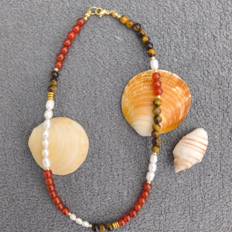 Halskette – Edelsteinschmuck Karneol, Tigerauge & Süßwasserperlen