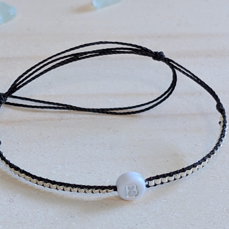 personalisiertes Armband Buchstabe | Schwarz, Weiß, Gold, Silber