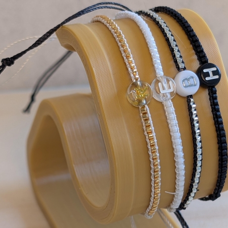personalisiertes Armband Buchstabe | Schwarz, Weiß, Gold, Silber