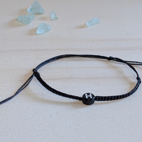 personalisiertes Armband Buchstabe | Schwarz, Weiß, Gold, Silber