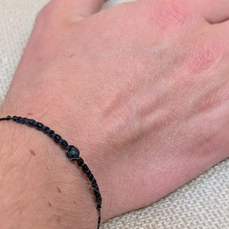 Makramee Armband mit Lavastein – schwarz, silber oder gold