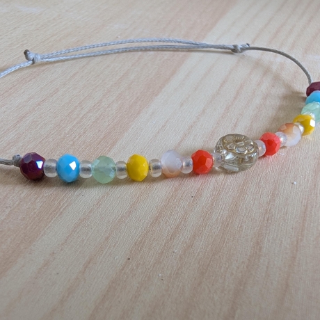 Regenbogen Armband mit Blumenperle – buntes Sommerarmband