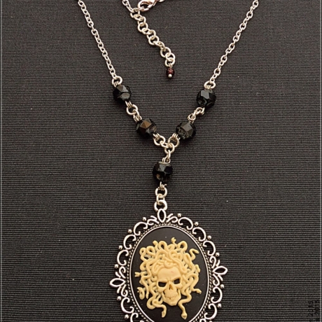  Gothic-Kamee-Kette „Medusa Skull“ -  Medaillon Schädel Mystik 