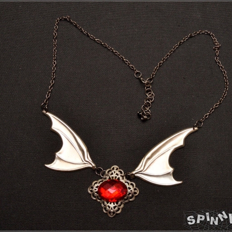 Blutjuwel Fledermausflügel Halskette – Gothic Fantasy handmade