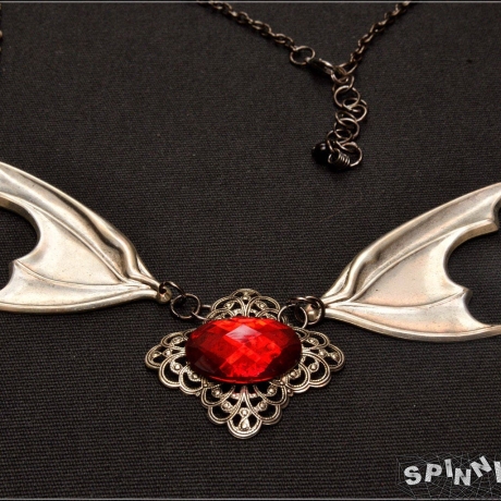 Blutjuwel Fledermausflügel Halskette – Gothic Fantasy handmade