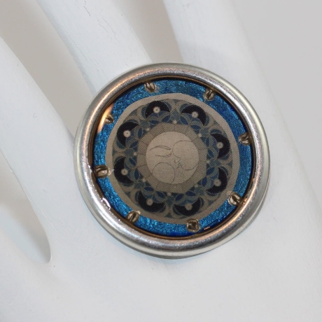 Dekorativer Ring mit Mond Mandala in Blau Grau Silber