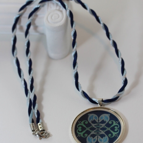 Halskette mit Delfin Mandala, Delphin Kette blau grau mit Kordel