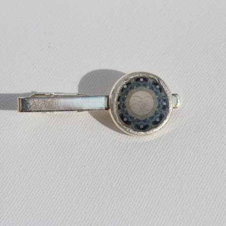 Unikat Krawattennadel mit Mond Mandala, Herren Schmuck grau blau
