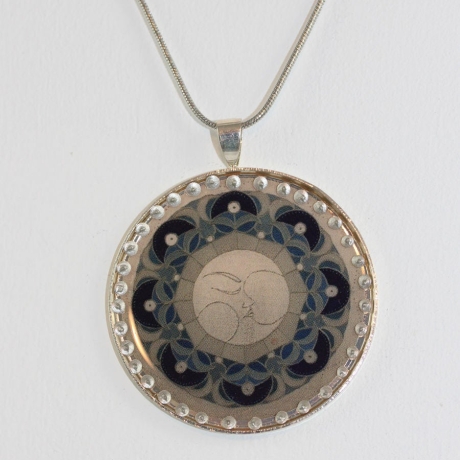 Halskette mit Mond Mandala in versilbertem rundem Anhänger