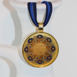 Dekorative Halskette mit Sonne Blumen Mandala an Kordelkette