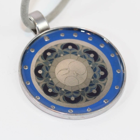 Halskette mit Mond Mandala in Blau Grau Silber, Mondgöttin Kette