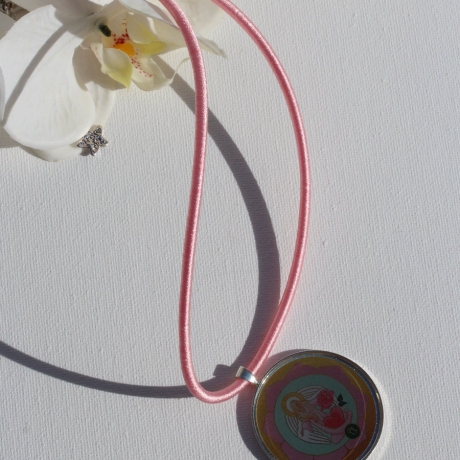 Engel Halskette mit Erzengel Chamuel an Seidenkordel in Rosa