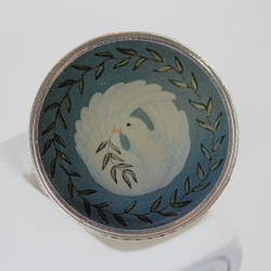 Runde Brosche mit weißer Friedenstaube mit Olivenzweig in Kranz Runde Brosche mit weißer Friedenstaube mit Olivenzweig in Kranz