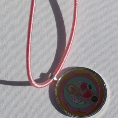 Engel Halskette mit Erzengel Chamuel an Seidenkordel in Rosa