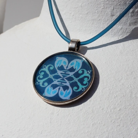 Halskette mit Delphin Mandala, Delfin Schmuck, Kette meerblau