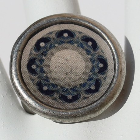 Ring mit Mond Mandala in runder Fassung, Mondgöttin Schmuck blau