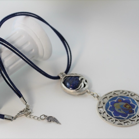 Halskette mit Lapislazuli und Erzengel Michael an Seidenkordel
