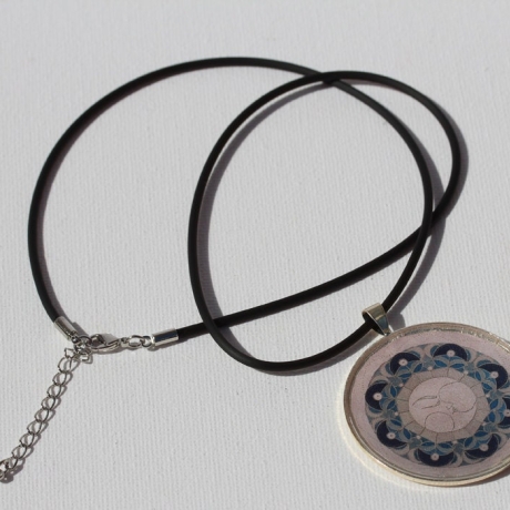 Halskette mit Mond Mandala in Grau Blau, Mondgöttin Schmuck