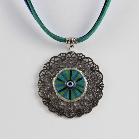 Halskette mit floralem Anhänger mit Mati Auge in Meeresfarben