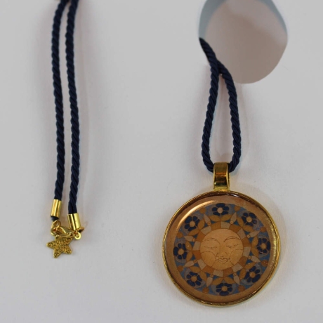 Dekorative Halskette mit Sonne in Goldgelb mit blauer Kordel
