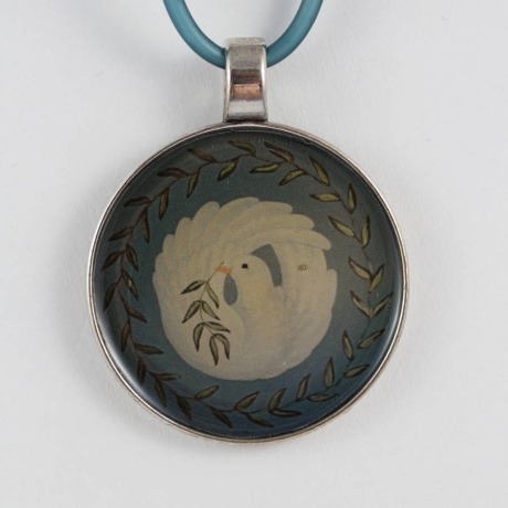 Halskette mit Friedenstaube in Olivenkranz an Kautschukkordel