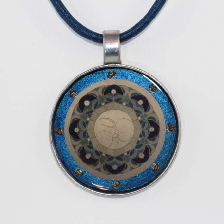 Ausdrucksvolle Halskette mit Mond Mandala in Dunkelblau Grau
