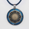 Ausdrucksvolle Halskette mit Mond Mandala in Dunkelblau Grau