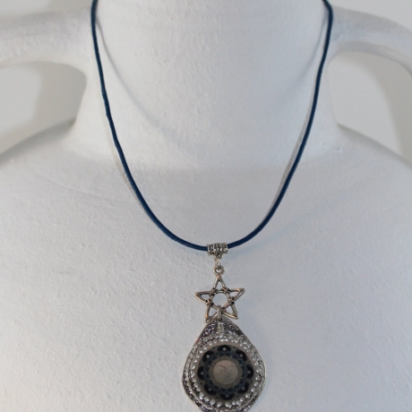 Halskette mit Mond Mandala und Pentagramm Stern an Kordelkette