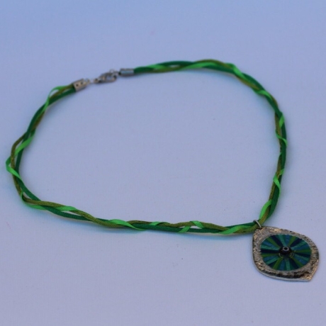 Halskette in Grün mit Glücksbringer Auge an weicher Kordelkette