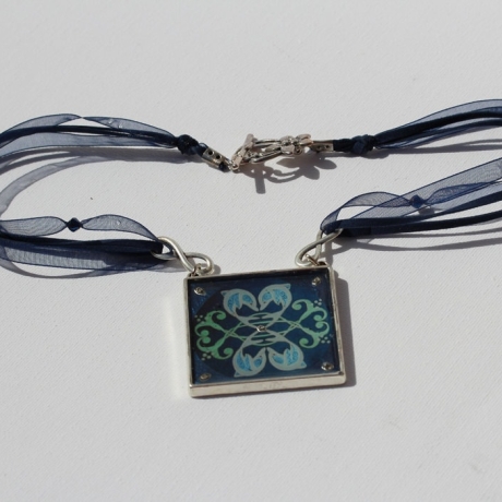 Festliche Halskette mit Delphin Mandala in Quadrat Fassung blau