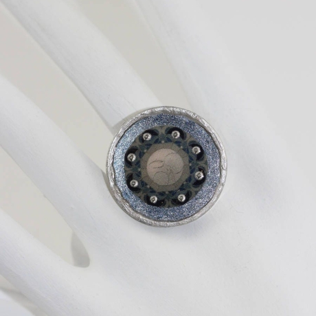 Ring mit Mond Mandala in runder Fassung silberblau blaugrau