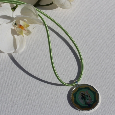 Dekorative Damen Halskette mit Erzengel Raphael in Grün