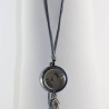 Lange Halskette mit Friedenstaube und Charms an weichen Bändern