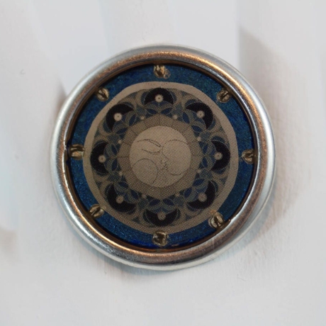 Dekorativer Ring mit Mond Mandala in Blau Grau Silber
