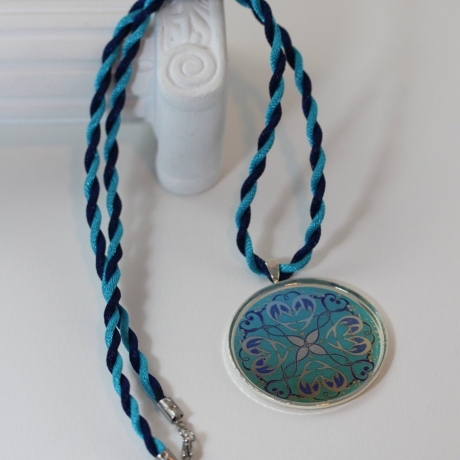 Halskette in Türkis mit Delphin Mandala Soulmates in Türkis