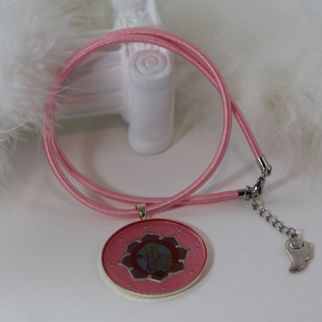 Erzengel Ariel in Lotus Halskette, Engel Schmuck in Rosa Pink