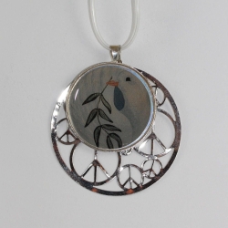 Dekorative Halskette mit Friedenstaube und Peace Symbol Anhänger